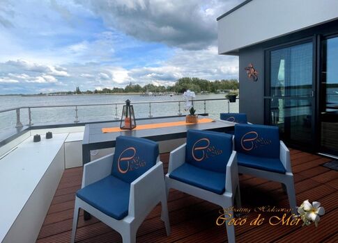 Floating Hideaway Schwimmendes, fest am Steg liegendes Ferie ...