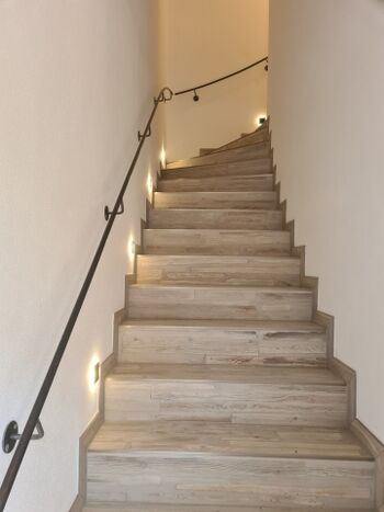gut beleuchteter Treppenaufgang ins Obergeschoß 
