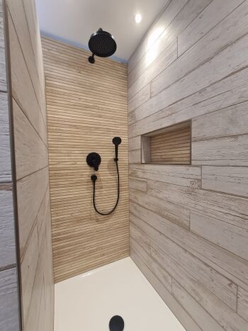 Regendusche im großen Badezimmer