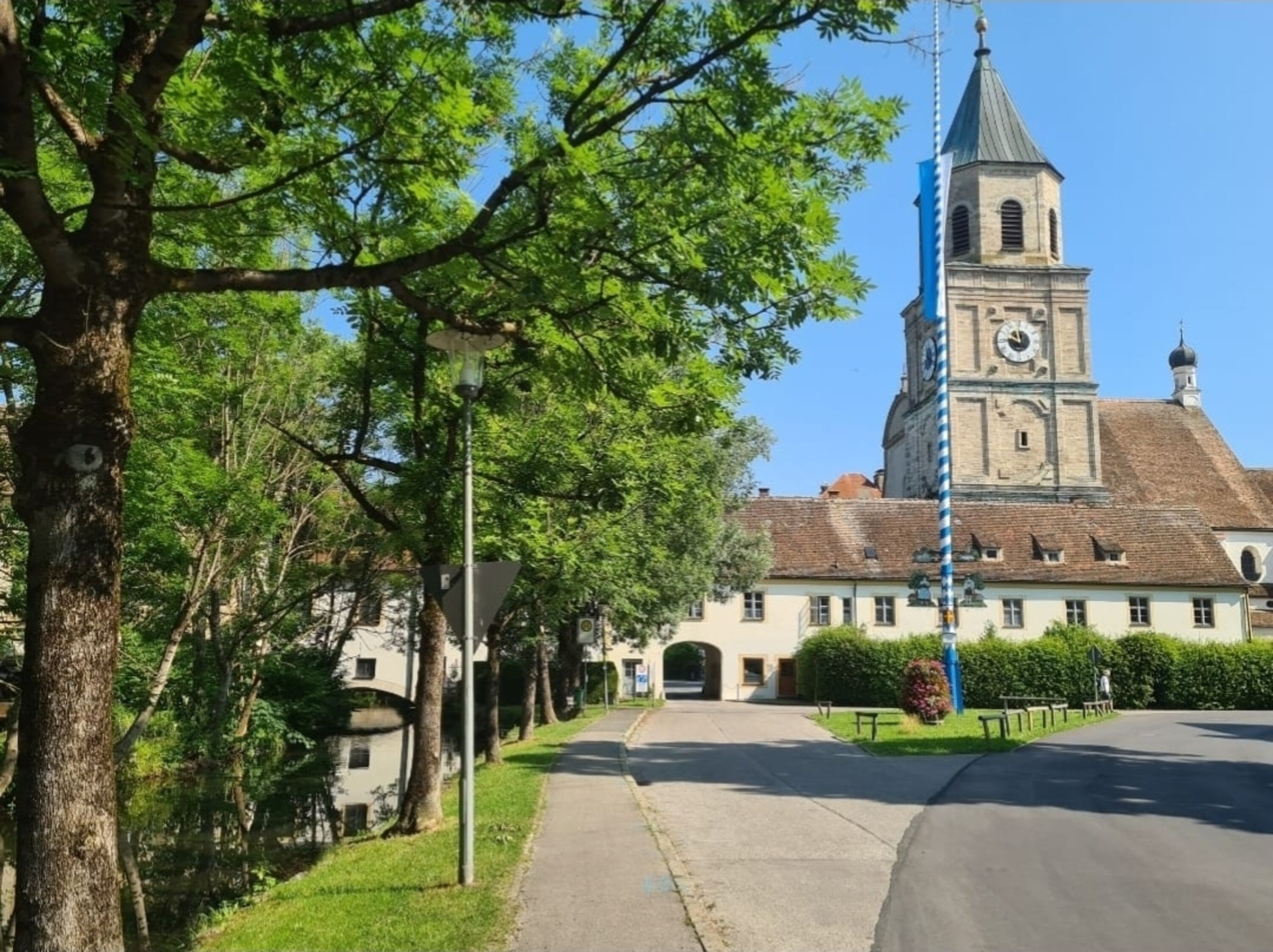 entlang dem Tiefenbach bis zur Kirche