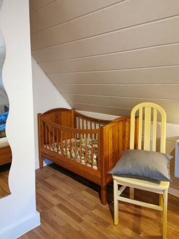 Babybett im Schlafzimmer 1