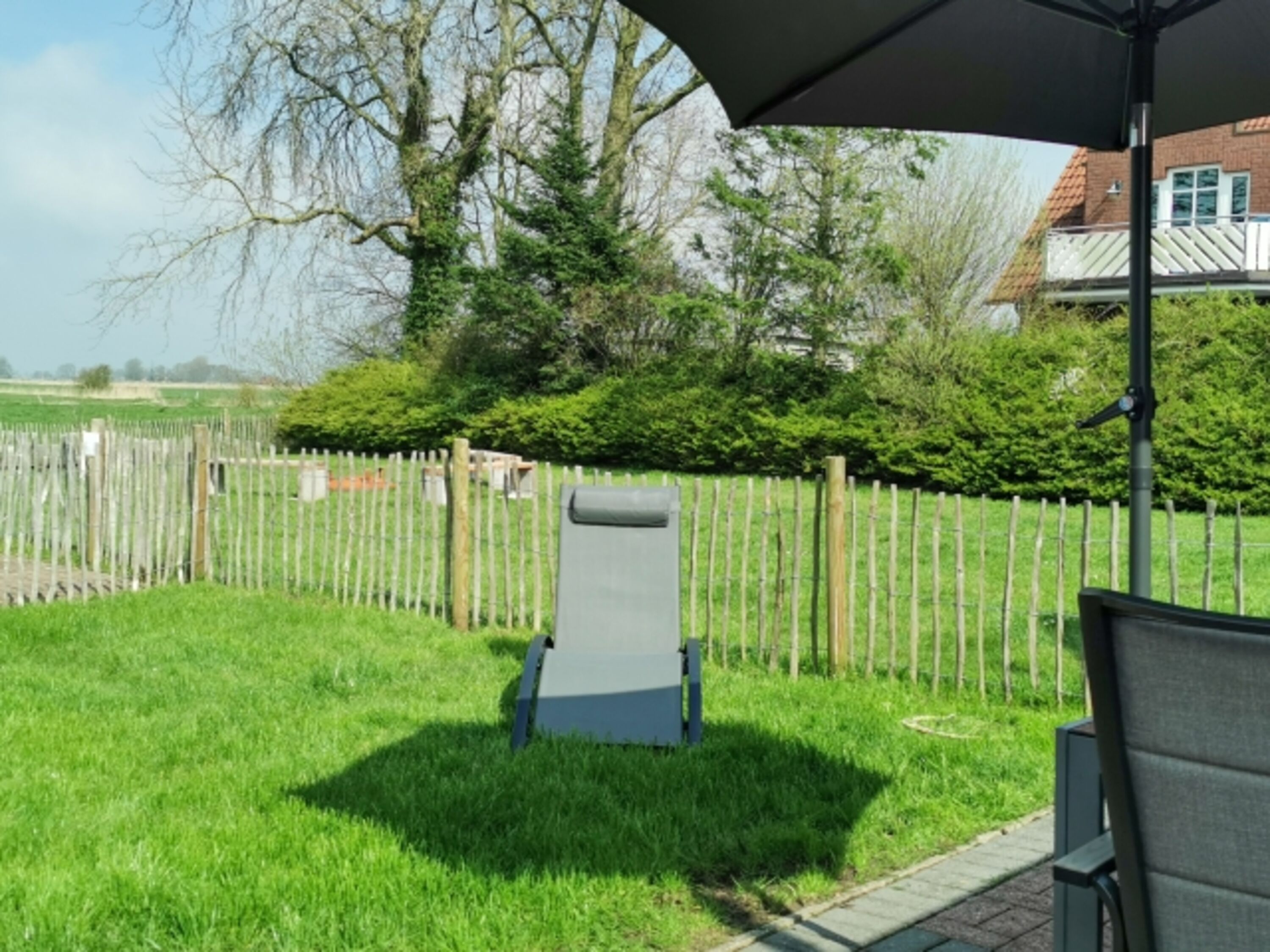 Teil des Gartens mit Liegen 