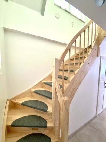 geschlossene Treppe mit Auflagen