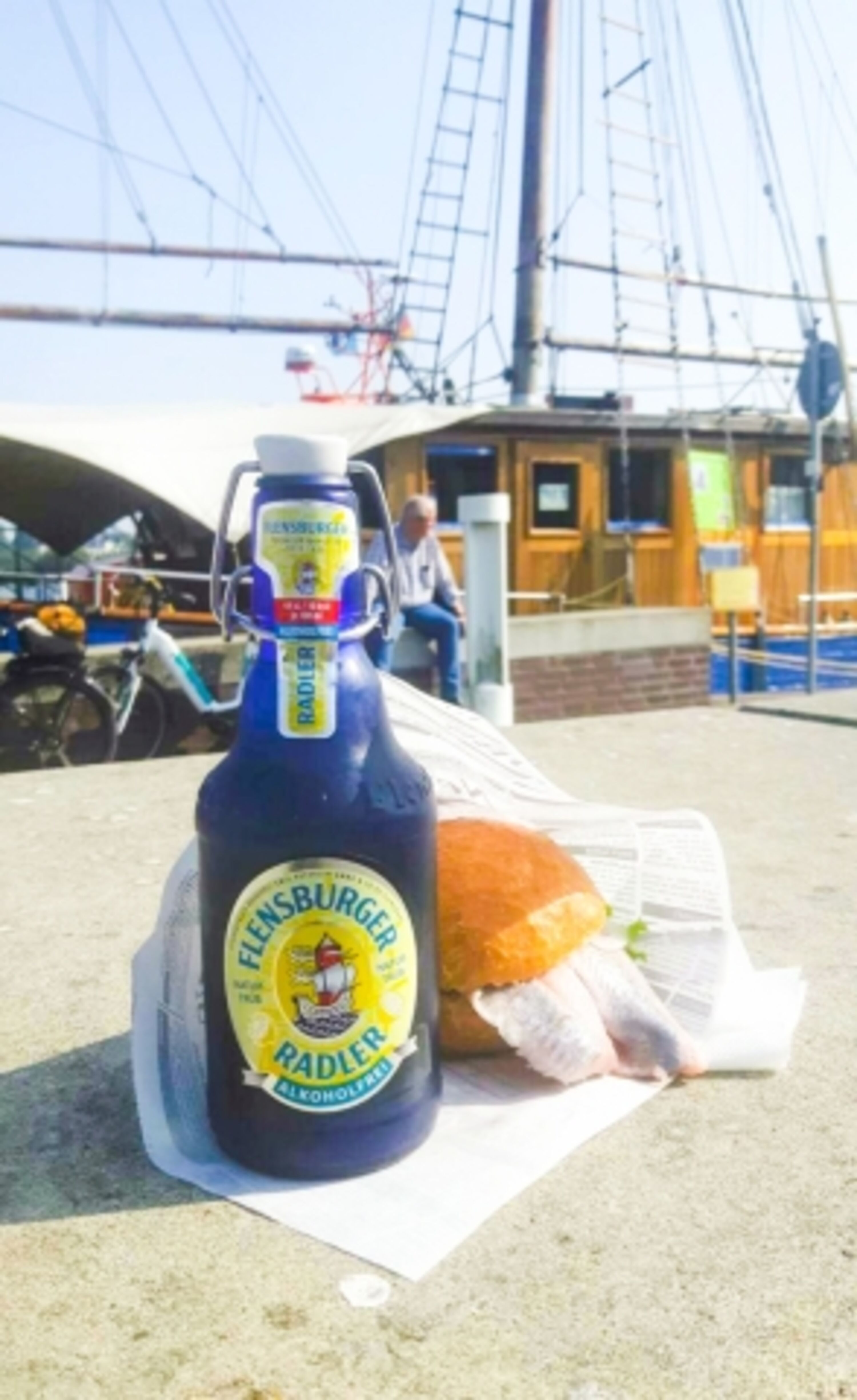 Lecker Fischbrötchen am Strand