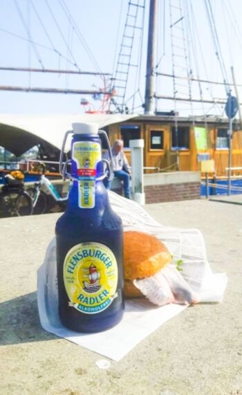 lecker Fischbrötchen am Strand