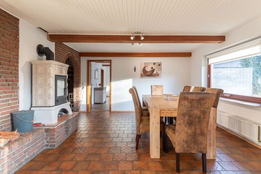 De Maade - Essbereich mit schönem Kachelofen 