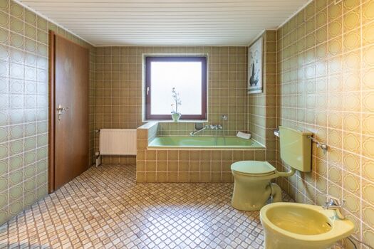 De Maade -  Retro Badezimmer mit Badewanne und Dusche 