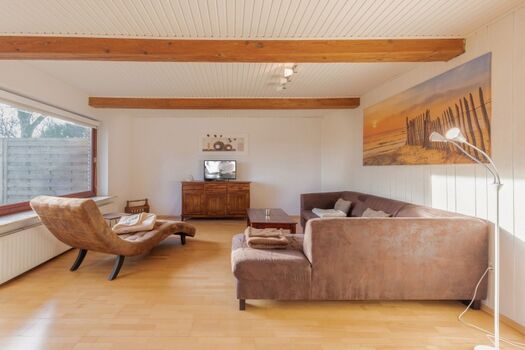 De Maade - Große Sofalandschaft im lichtdurchfluteten Wohnzimmer 