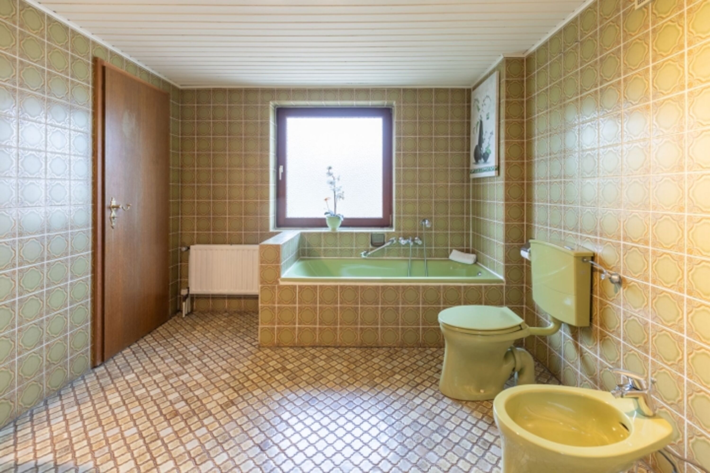 De Maade - Retro Badezimmer mit Badewanne und Dusche 