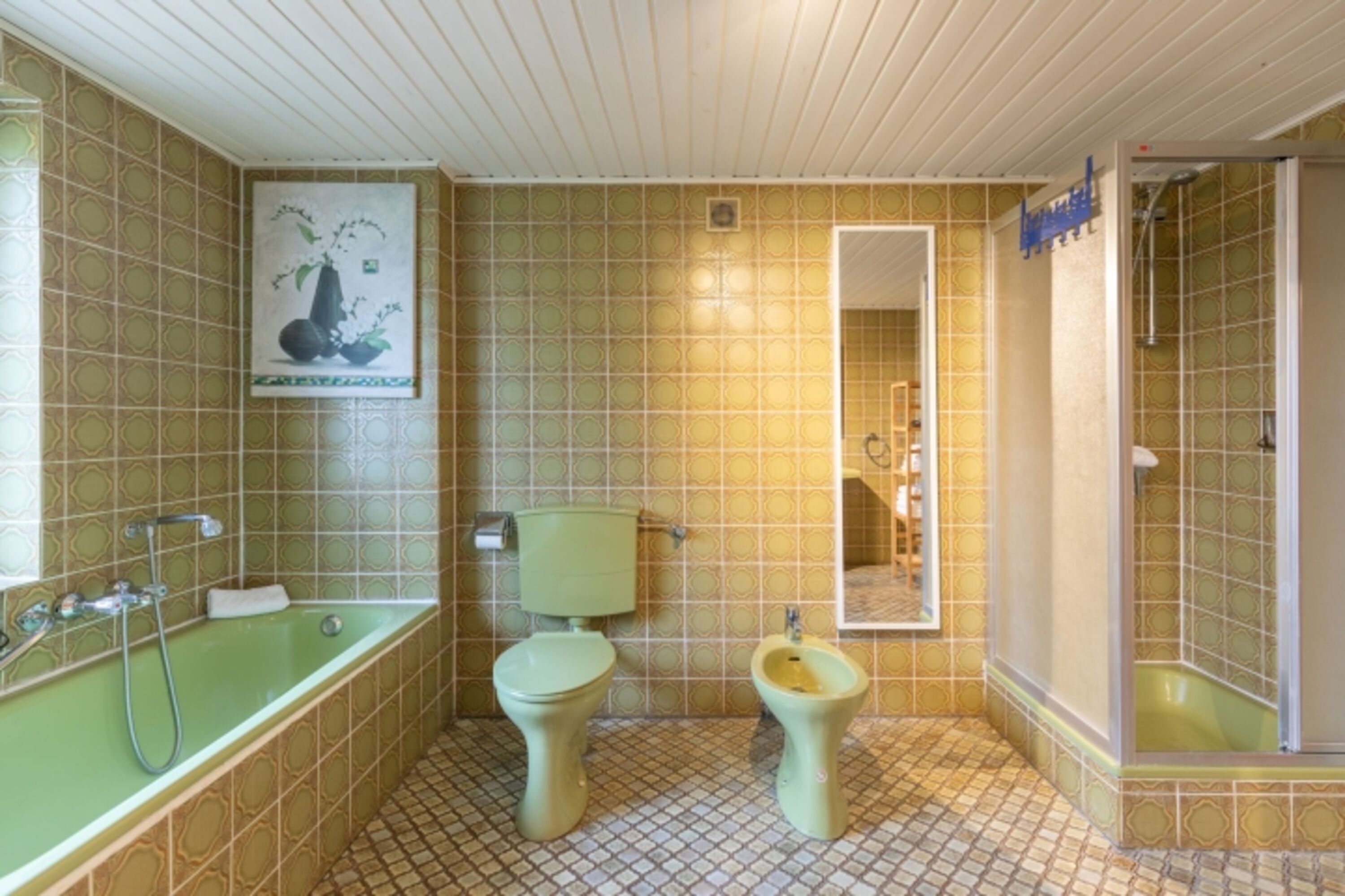 De Maade - Retro Badezimmer mit Badewanne und Dusche 