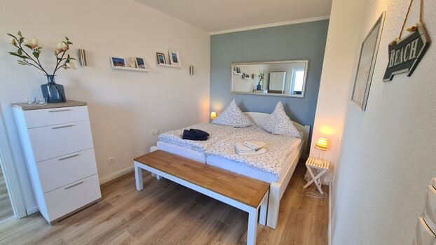 Schlafzimmer mit Doppelbett