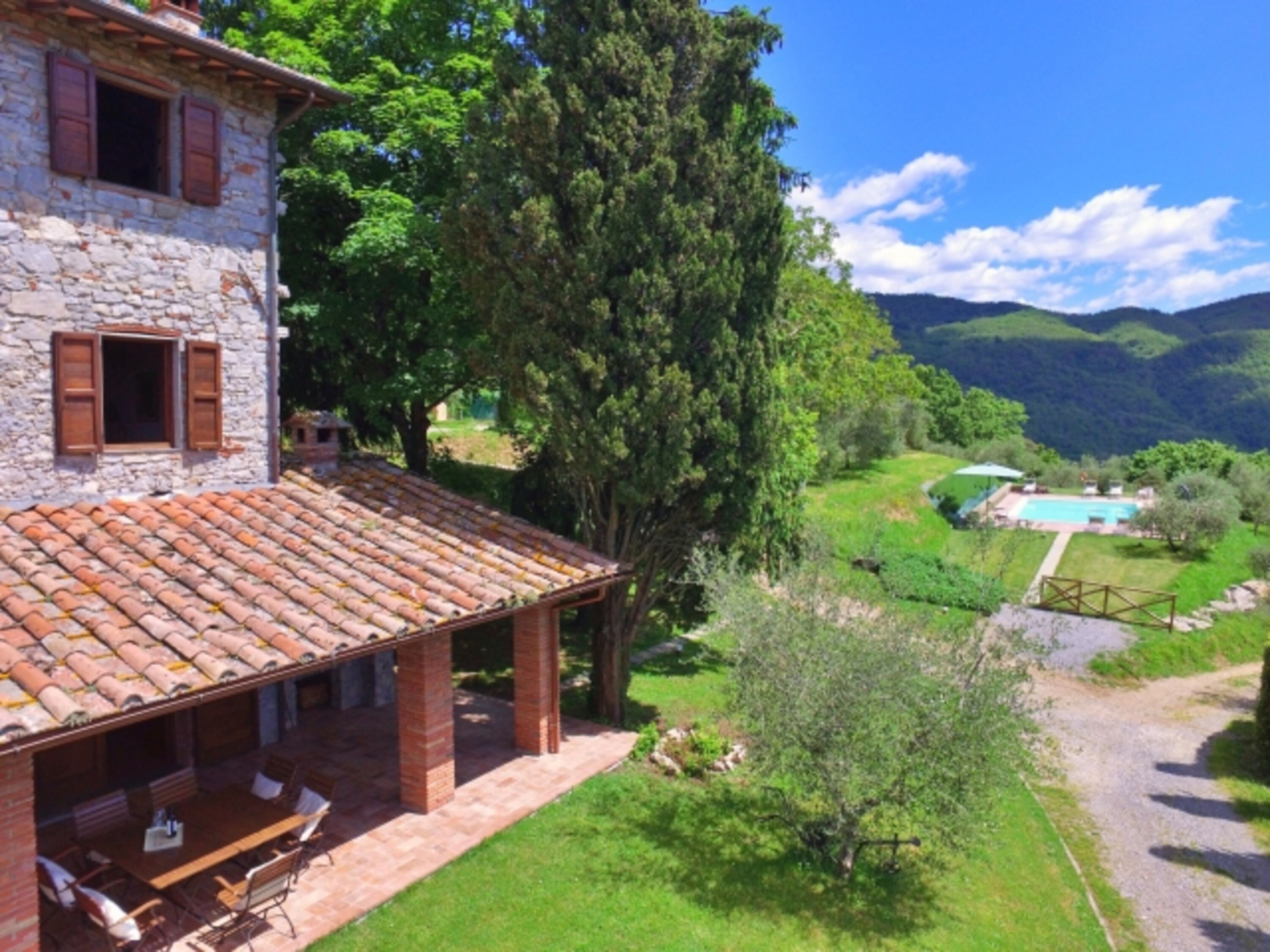 Steinhaus mit Pool