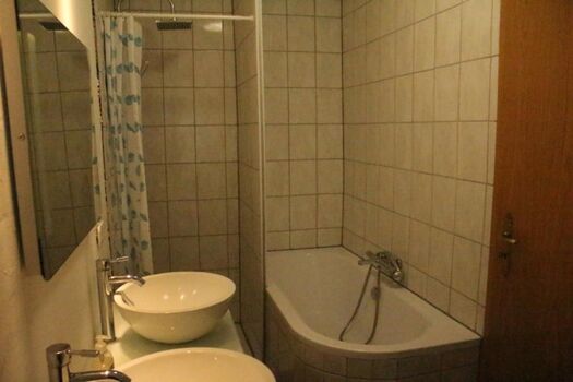 ´Dusche und Wanne im Bad
