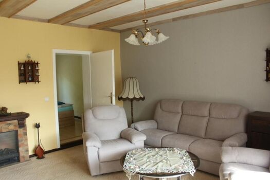 Wohnzimmer mit gemütlichen Sessel und Sofa