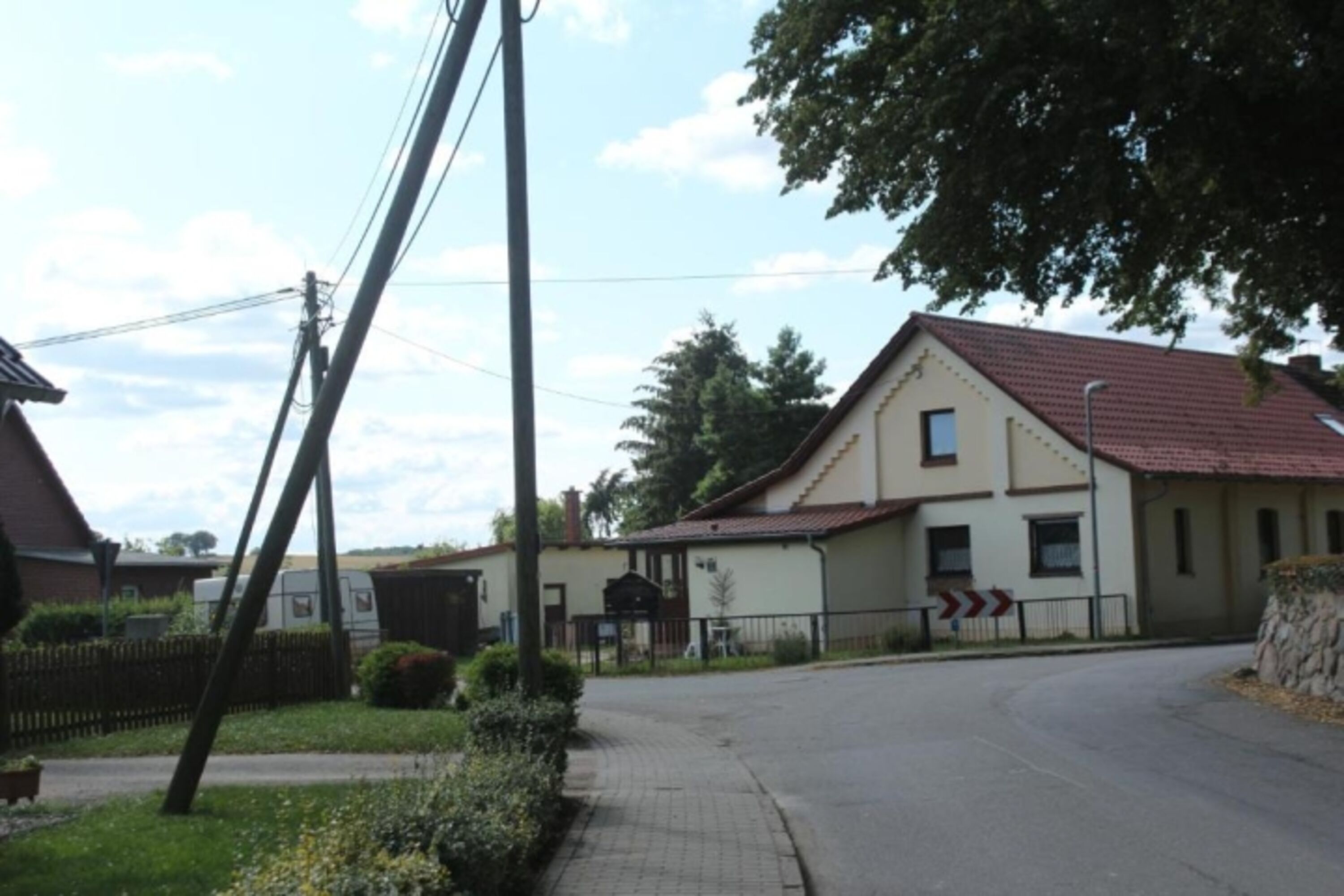 Zufahrt und Ansicht zum Ferienhaus aus Richtung Rockow und Groß Vielen