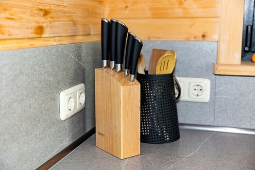 gut ausgestattete Küche mit Kaffeevollautomat, Messerblock uvm.