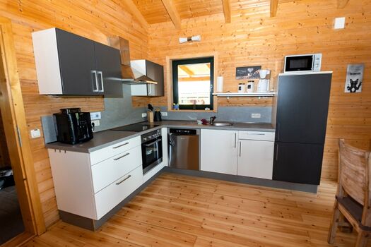 Küche reichhaltig ausgestattet mit Spülmaschine, Backofen, Ceranfeld, Kaffeevollautomat, Messerblock uvm.