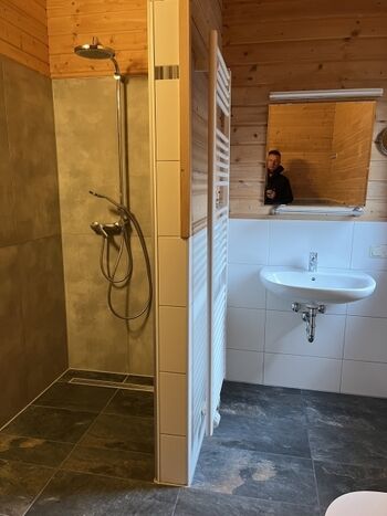 barrierefreies, großes und modernes Bad mit beheiztem Luxuswhirlpool (Farbspiel und verschiedene Massageprogramme)