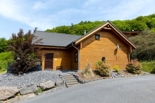 Aussenansicht mit 3 Parkplätzen