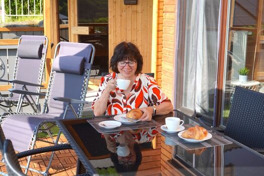 Frühstück auf der großen, umzäunten Aussenterrasse