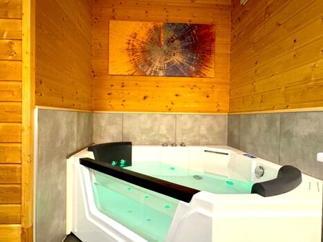 Luxus-Whirlpool mit Farbspiel und diversen Massageprogrammen für ultimative Entspannung