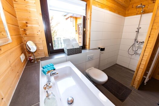 barrierefreies, großes und modernes Bad mit beheiztem Luxuswhirlpool (Farbspiel und verschiedene Massageprogramme)