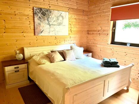 Komfort-Schlafzimmer 2 im Landhausstil mit elektrischen Lattenrosten und TV