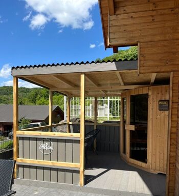 Aussensauna mit tollem überdachtem Sitzbereich