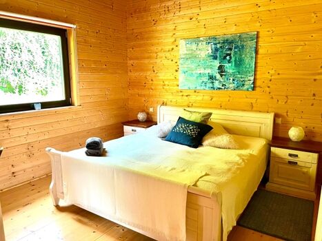 Komfort-Schlafzimmer 1 im Landhausstil mit elektrischen Lattenrosten und TV