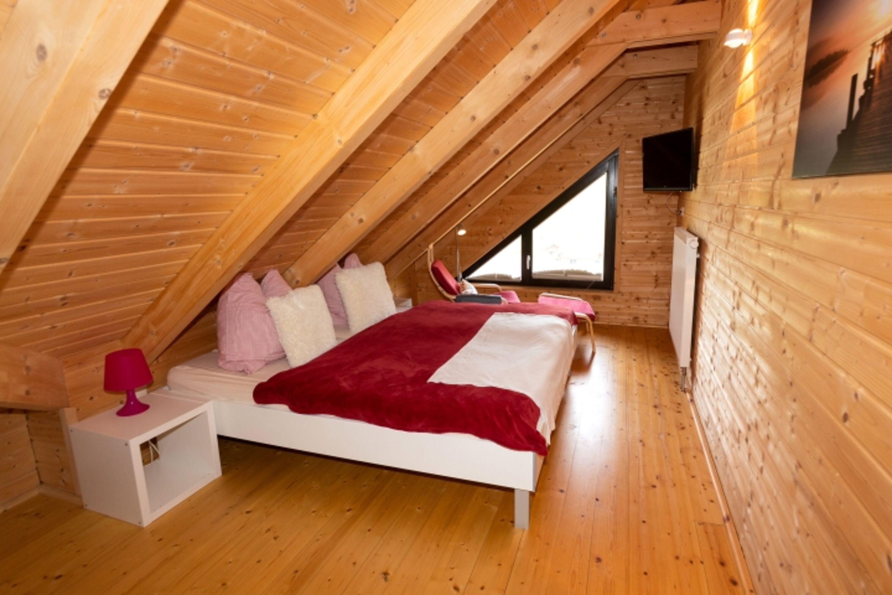 Schlafzimmer 3 im Landhausstil mit Sessel und TV