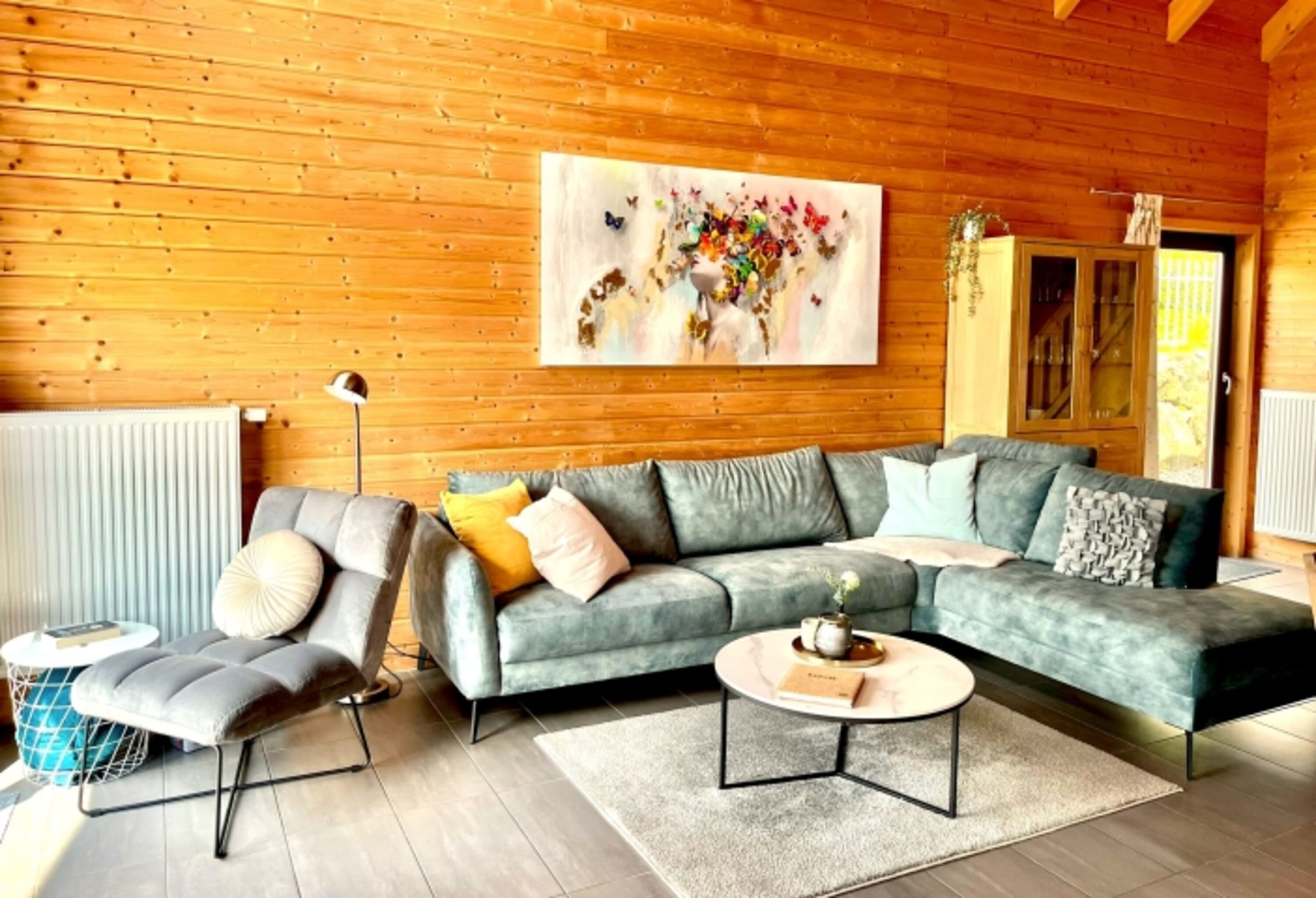 großes, helles Wohnzimmer mit natürlichem, gesundem Raumklima
