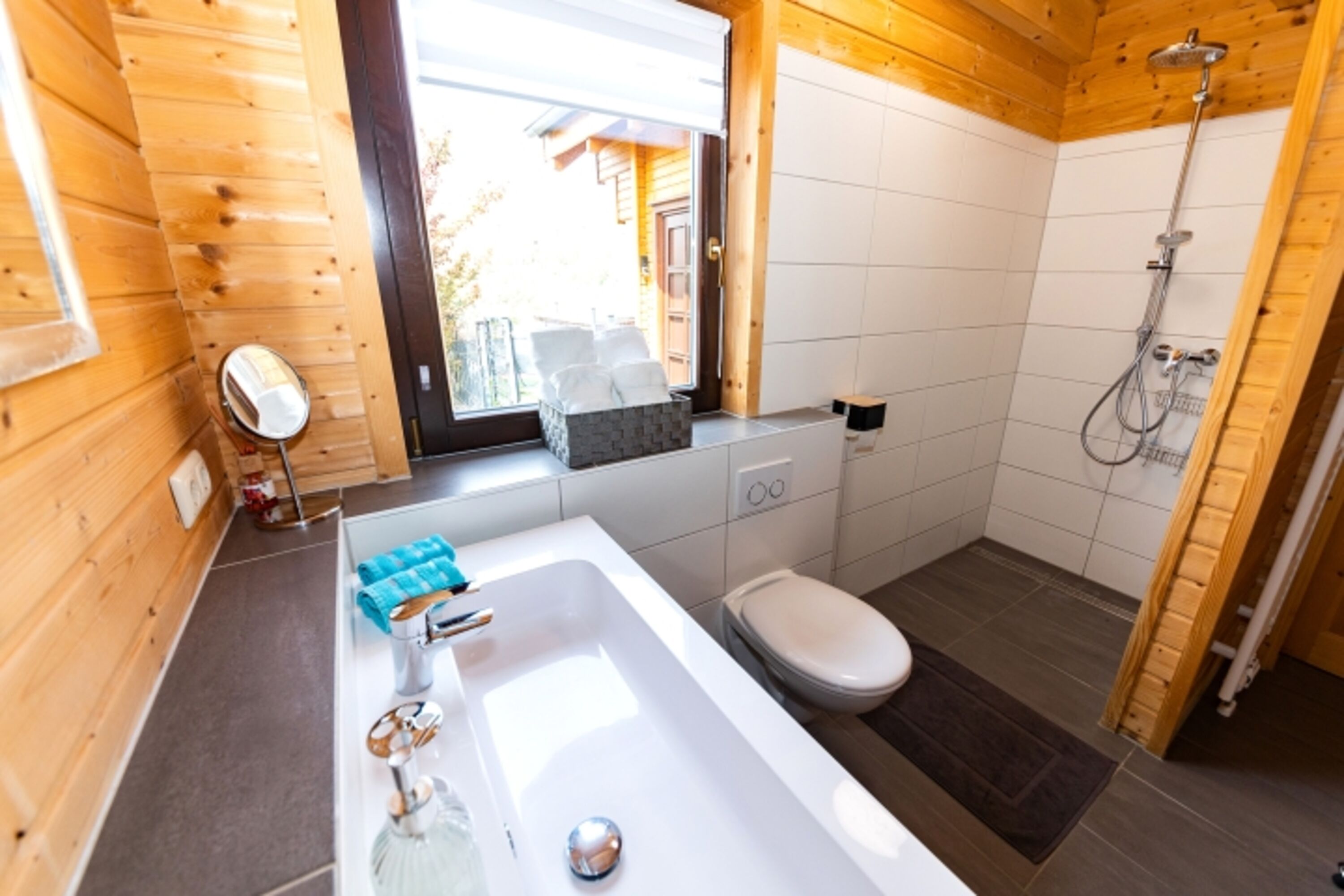barrierefreies, großes und modernes Bad mit beheiztem Luxuswhirlpool (Farbspiel und verschiedene Massageprogramme)