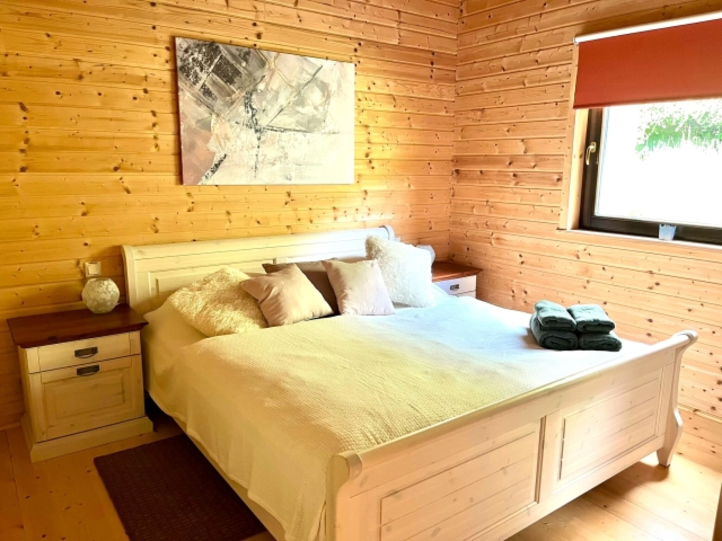 Komfort-Schlafzimmer 2 im Landhausstil mit elektrischen Lattenrosten und TV