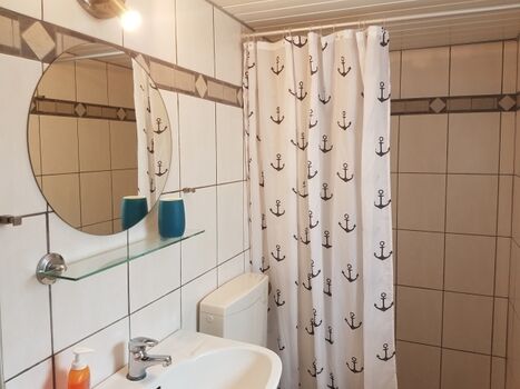 Badezimmer mit Dusche im EG