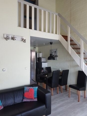 Blick vom Wohnraum zum Essbereich mit Treppe ins OG