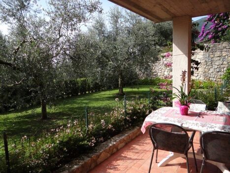 Terrasse mit Blick auf den Garten