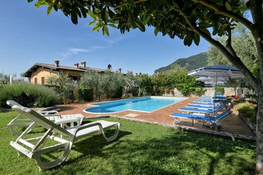 Gemeinschaftsgarten mit Pool