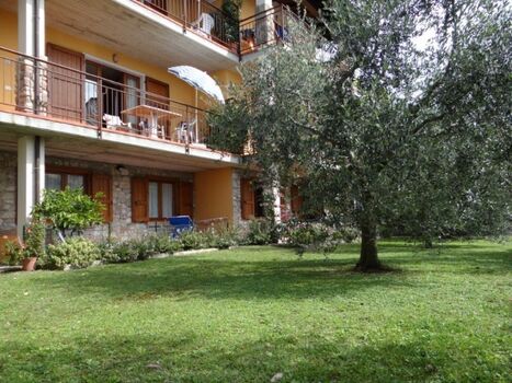 Blick auf's Haus vom Garten