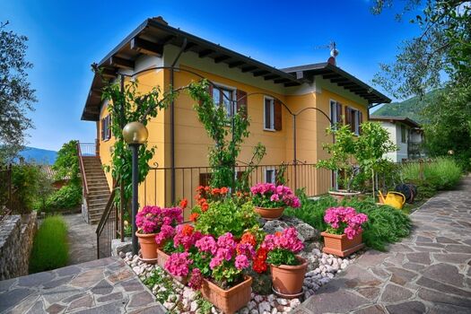 Hausansicht vom Pool her