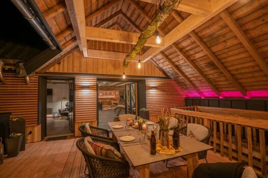 Sitzlounge auf der Loggia im Nachtlicht. Paradiesisch!