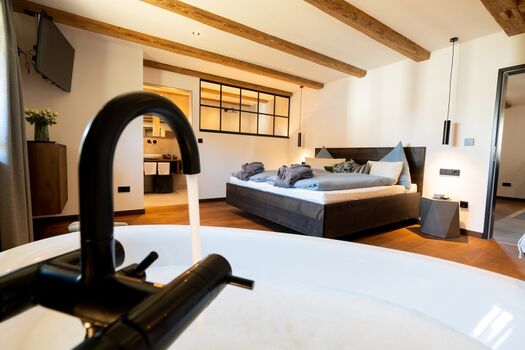 Hauptschlafzimmer für zwei Gäste. Wer möchte Baden?