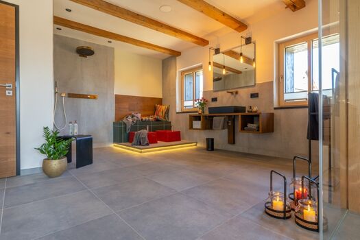 Riesige WalkIn-Dusche sowie Kneippbecken für Fußbäder