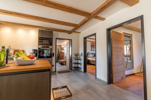 Rechts Zugang zu den Schlafzimmern, mittig Zugang zur Einheit