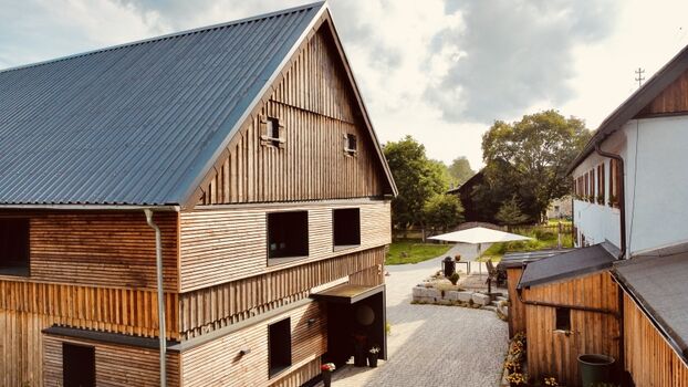 Scheunengiebel und Eingangsbereich 