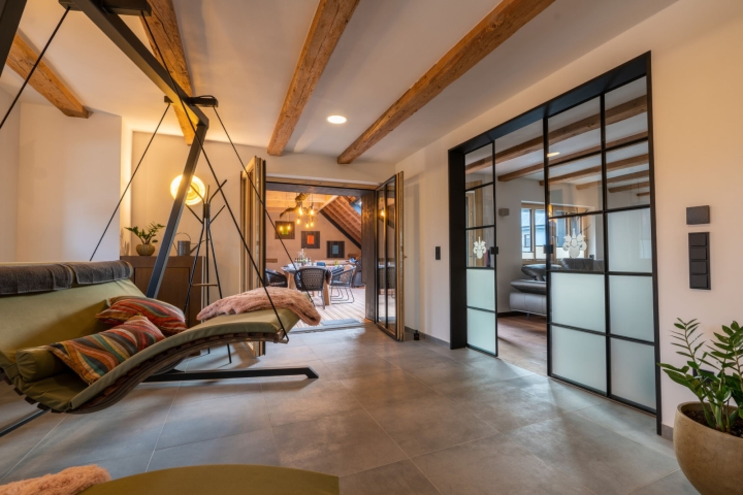 Ihr eigener Wellnessbereich direkt im Loft, Blick zur Loggia