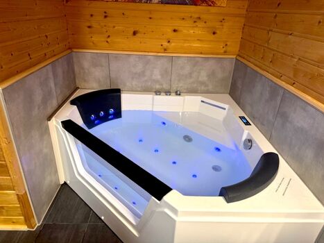 Luxus-Whirlpool mit Farbspiel und diversen Massageprogrammen für ultimative Entspannung