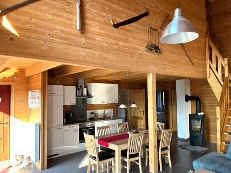 großes, helles Wohnzimmer mit natürlichem, gesundem Raumklima