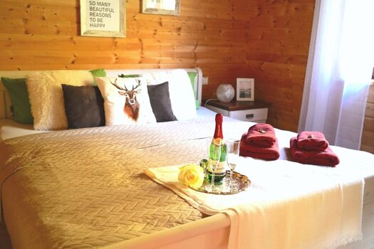 Komfort-Schlafzimmer 1 im Landhausstil mit elektrischen Lattenrosten und TV