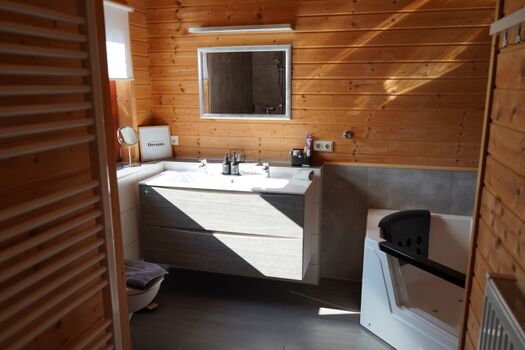 barrierefreies großes und modernes Bad mit beheiztem Luxuswhirlpool (Farbspiel und verschiedene Massageprogramme)