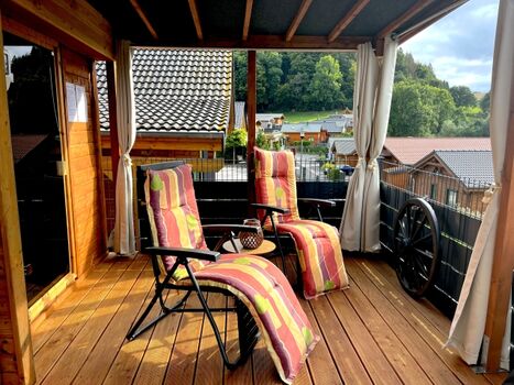 überdachte Aussenterrasse vor der Sauna mit herrlichem Blick (Gardinen zuziehbar)